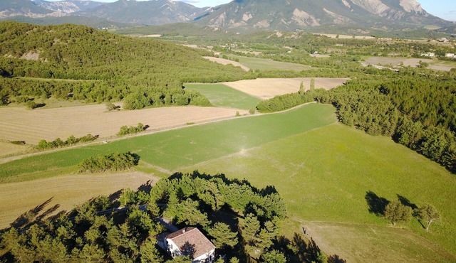 Country house in the heart of nature, peace and quiet guaranteed. Ideal for 3 couples.