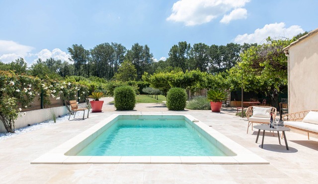 Country house in the heart of Provence with private pool and fenced garden
