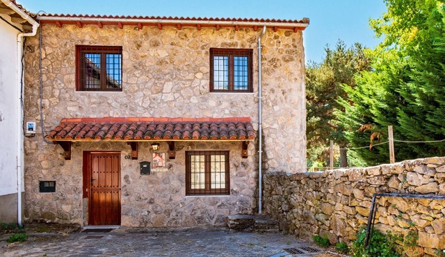 Country House 'La Covacha' with Mountain View, Private Garden and Wi-Fi