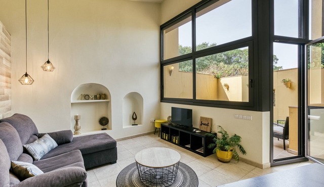 Country House 'L Heura' with Private Terrace, Wi-Fi and Air Conditioning