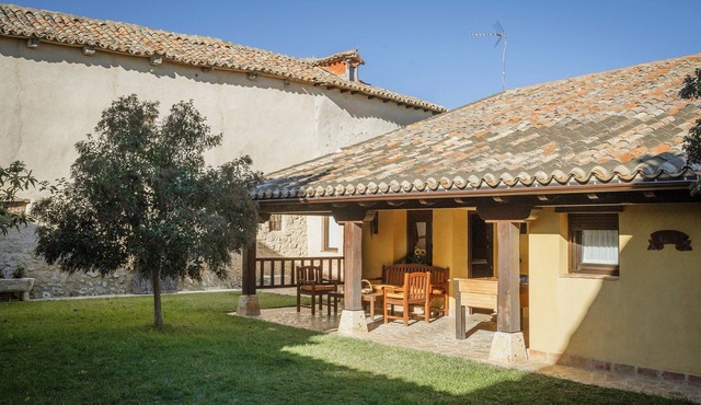 Country House 'La Anunciada' with Lake View and Private Garden