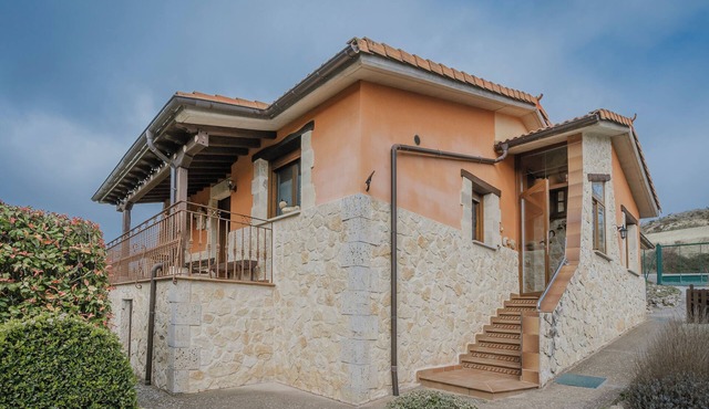 Country House 'La Cardeñuela' with Mountain View, Private Terrace and Wi-Fi