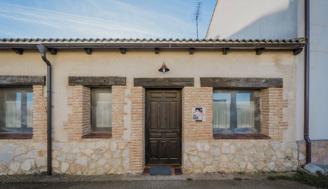 Country House 'La Casa De Los Pollos' with Mountain View, Private Garden and Wi-Fi