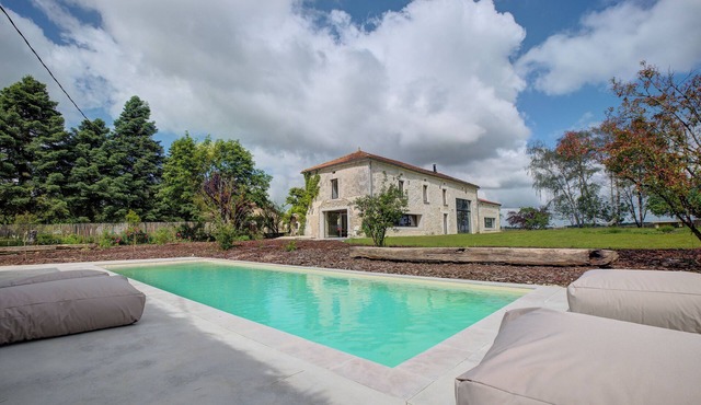 Country House 'Le Domaine De La Férédie' with Private Pool, Wi-Fi and Air Conditioning