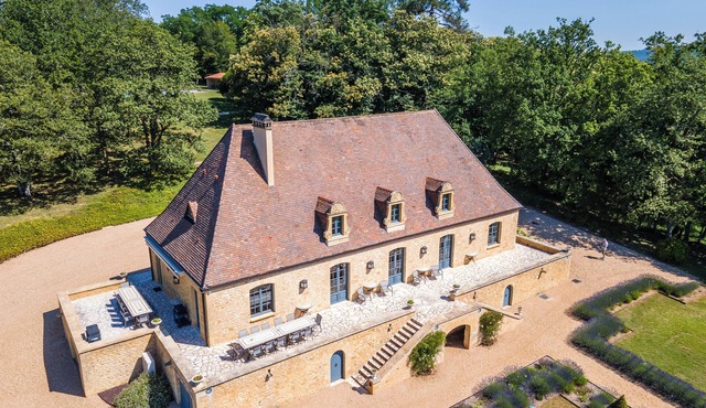 Country house 'Les Hauts De Chaunac - Le Manoir' with mountain views, Wi-Fi, and air conditioning.