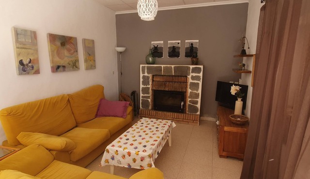 Country House - Lietor 6 guests (4 bedrooms). Enjoy the tranquility.