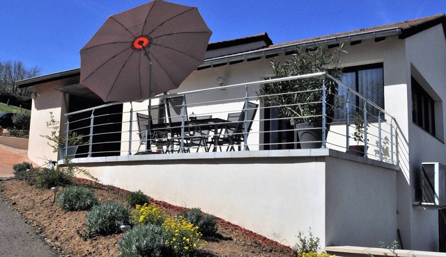 Country house located in a charming little village in Southern Burgundy