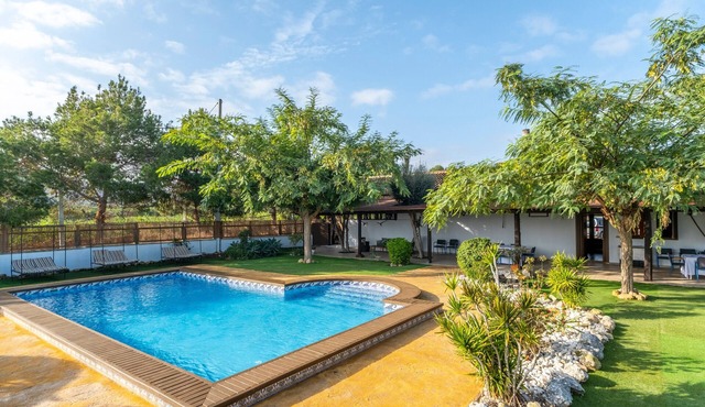 Country House 'Los Caleros' with Lake View, Private Pool and Wi-Fi