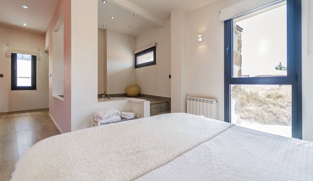 Country House 'Los Puentes' with Private Terrace, Private Garden and Air Conditioning