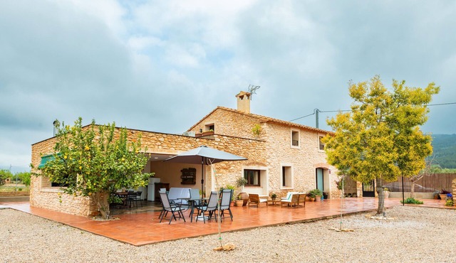 Country House 'Mas de Morera' with Year-Round Pool Access