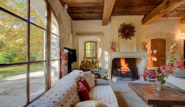 Country House 'Mas Des Cigales Et Roulotte Lambesc' with Private Pool, Wi-Fi and Air Conditioning