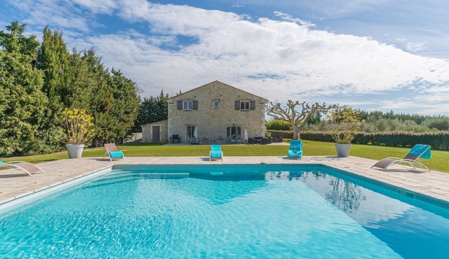 Country House "Mas sous les Oliviers" with Pool, Garden and Wi-Fi