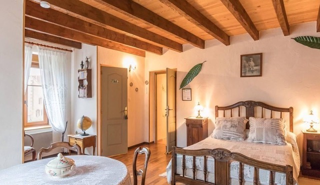 Country house near Luxeuil-Les-Bains with WiFi and orchard