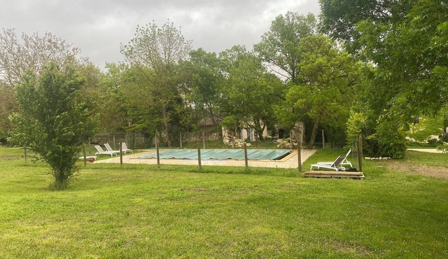 Country house, park and private pool. Pets allowed