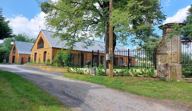 Country house, ponds and bucolic setting.