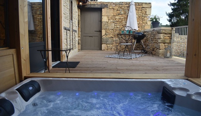 Country house, private Jacuzzi, shared pool, air conditioning, WIFI, parking.