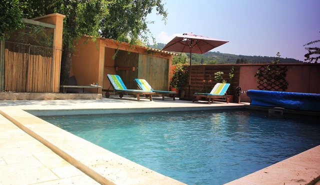 Country house, secure swimming pool and landscape meadow, excellent services