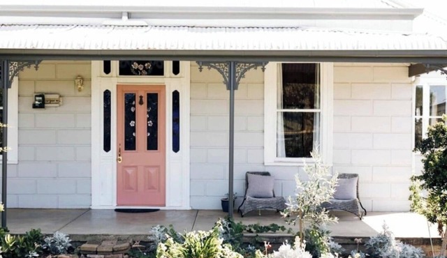 Country House - sleeps 6-8. Vineyard views & stroll to town. Pet Friendly !n