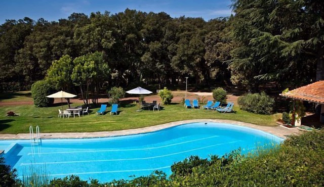 Country house surrounded by nature, with pool, tennis, perfect for groups