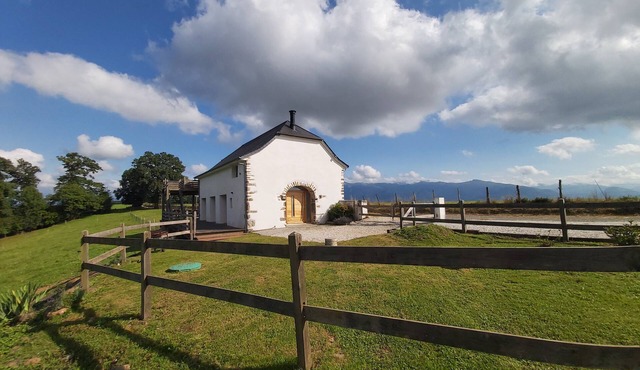 Country house surrounded by animals facing the Pyrenees for 4 people