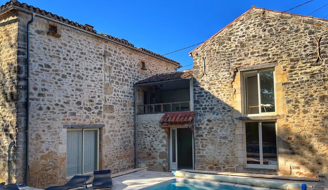 Country house surrounded by vineyards close to amenities