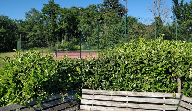 COUNTRY HOUSE & tenniscourt & swimming pool, in the heart of nature. Sleeps 12 Dog accepted