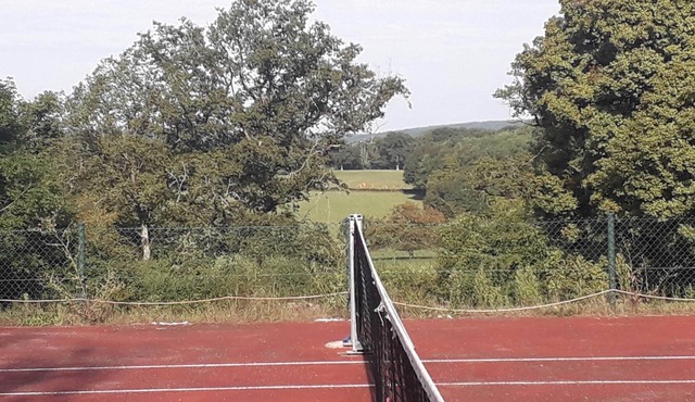 COUNTRY HOUSE & tennis court& swimming pool. 12 pers, dog accepted. Meals available.