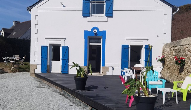 COUNTRY HOUSE TEN MINUTES' WALK FROM PALACE CENTER PIER