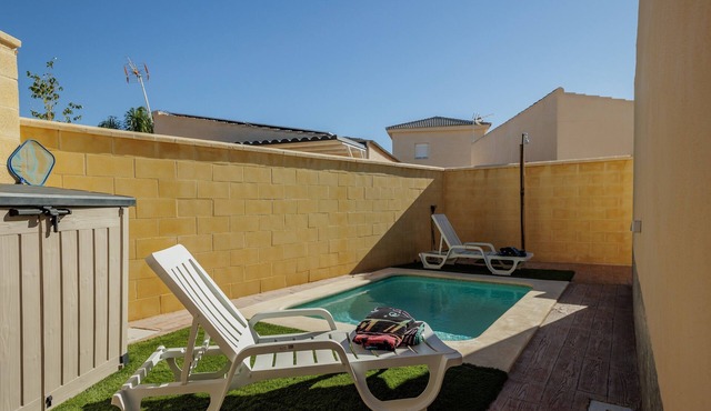 Country House 'Villa Con Piscina Cerca De Sevilla' with Private Pool, Wi-Fi and Air Conditioning