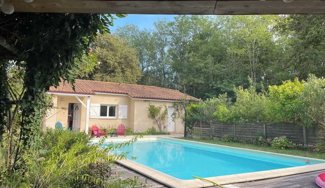 Country house with swimming pool in the heart of a vast garden