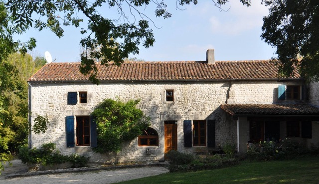 Country house with garden, idyllic location, 20 km from Royan, up to 10 pers.