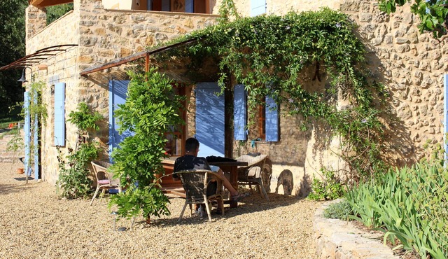 Country house with pool, secluded location between vineyards, meadows and forest