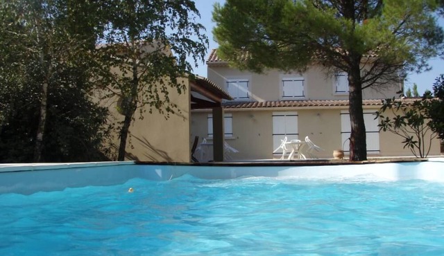 Country house with 3500 m2 garden enclosed by a river and private swimming pool