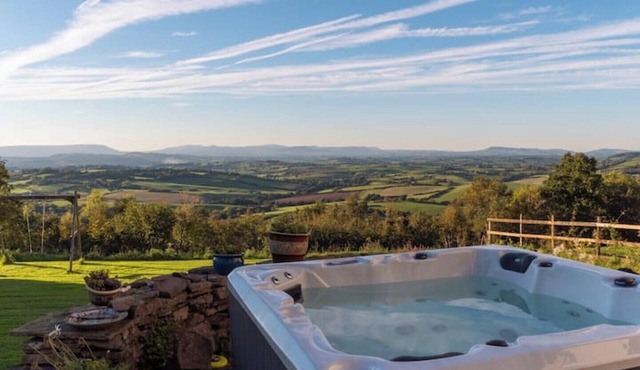 Country House with Amazing Views, Hot Tub, Sleeps 14