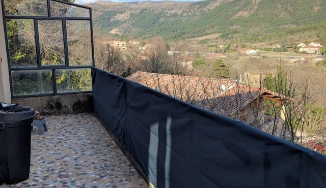 Country house with beautiful mountain views. Close to walks and river.
