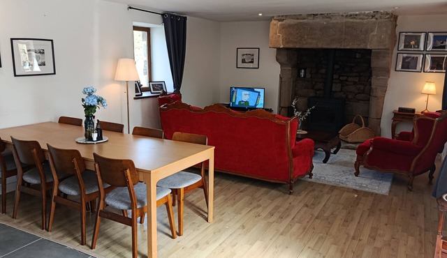 Country house with fireplace, right next to trails. Pets welcome!