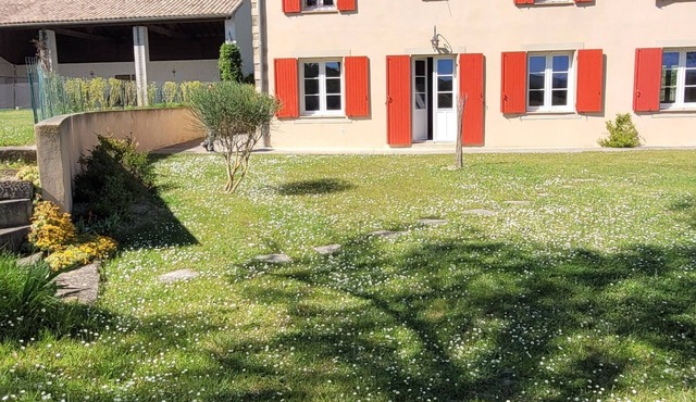 Country house with swimming pool and view of the Pyrenees