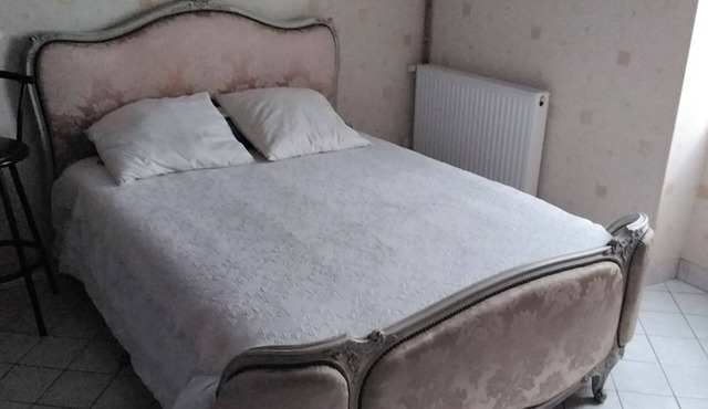 Country house with nearby shops, swimming pool and beautiful garden