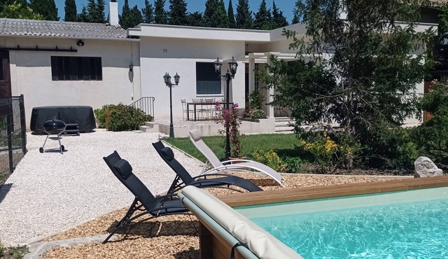 Country house with swimming pool and jacuzzi at the foot of the Alpilles mountains