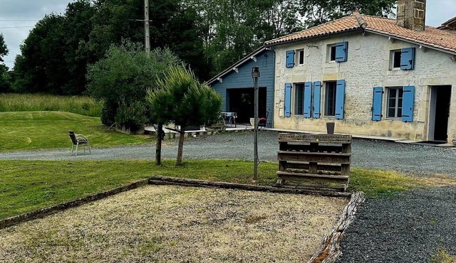 Country house with jacuzzi and pétanque court