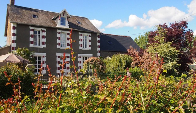 Country house with garden and swimming pool