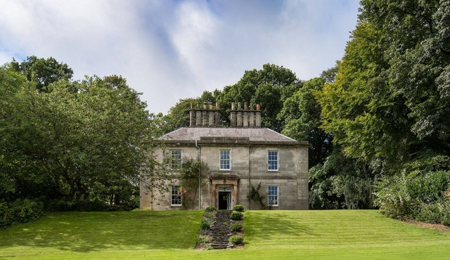 Country House with large garden, ample parking, sleeping 18 people