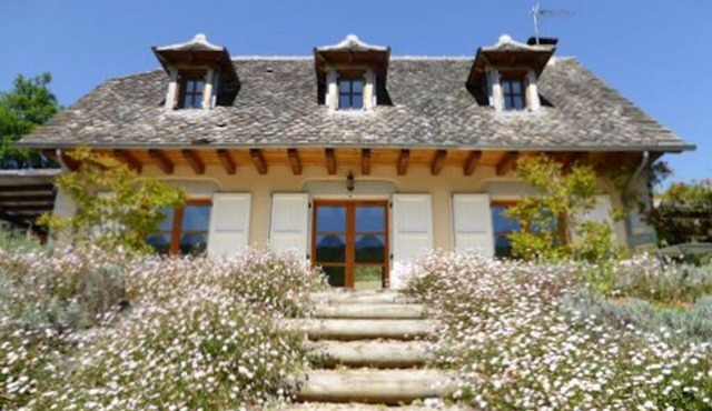 Country House with heated pool and valley views