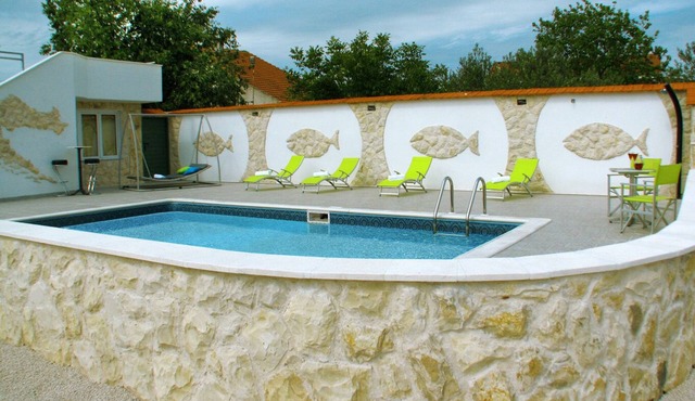 Country house with pool and garden