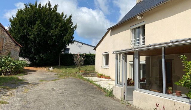 Country house with large private courtyard. Pets welcome.