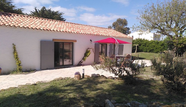 Country house with large enclosed garden 300 m from the sea