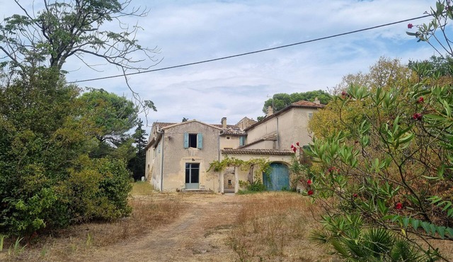 Country house with large swimming pool in the woods, near Grignan