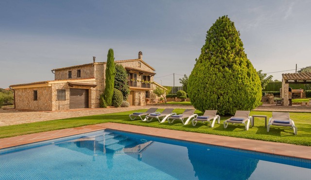 Country house with large garden, pool, barbecue and ping pong. Ideal calm environment!