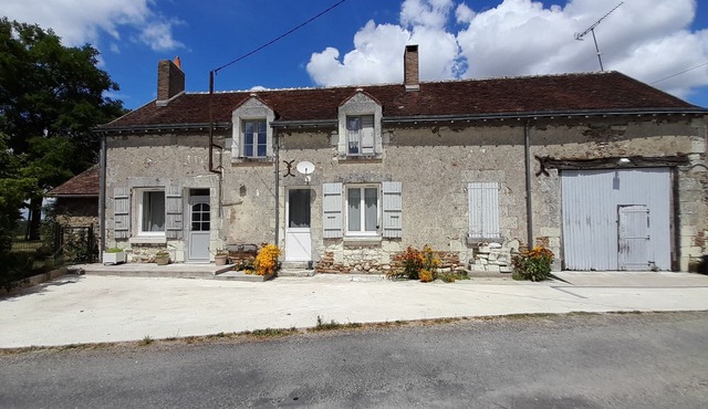 Country house with large fenced garden on terrace and kennel available