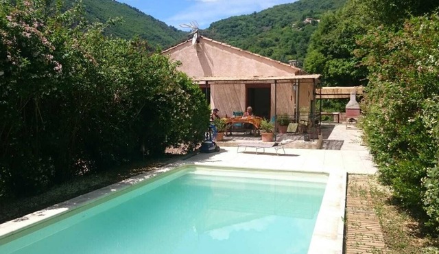 Country house with private pool. Sleeps 4. Ideal for hiking.